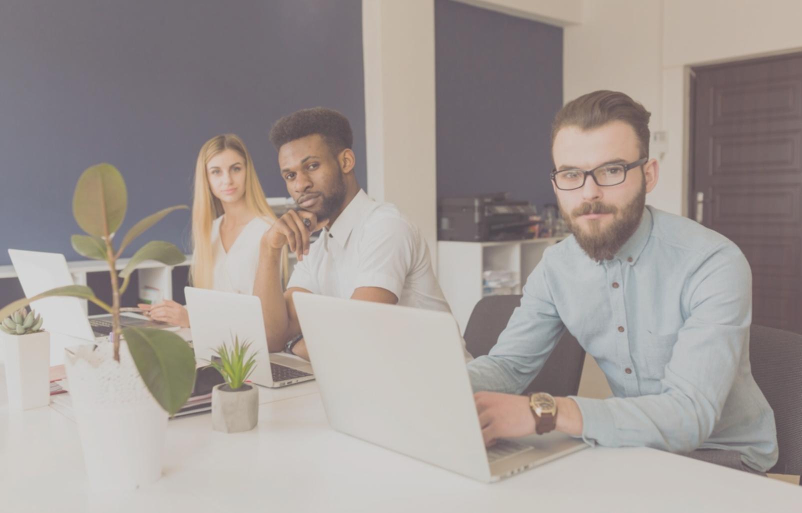 Equipo trabajando en análisis financiero