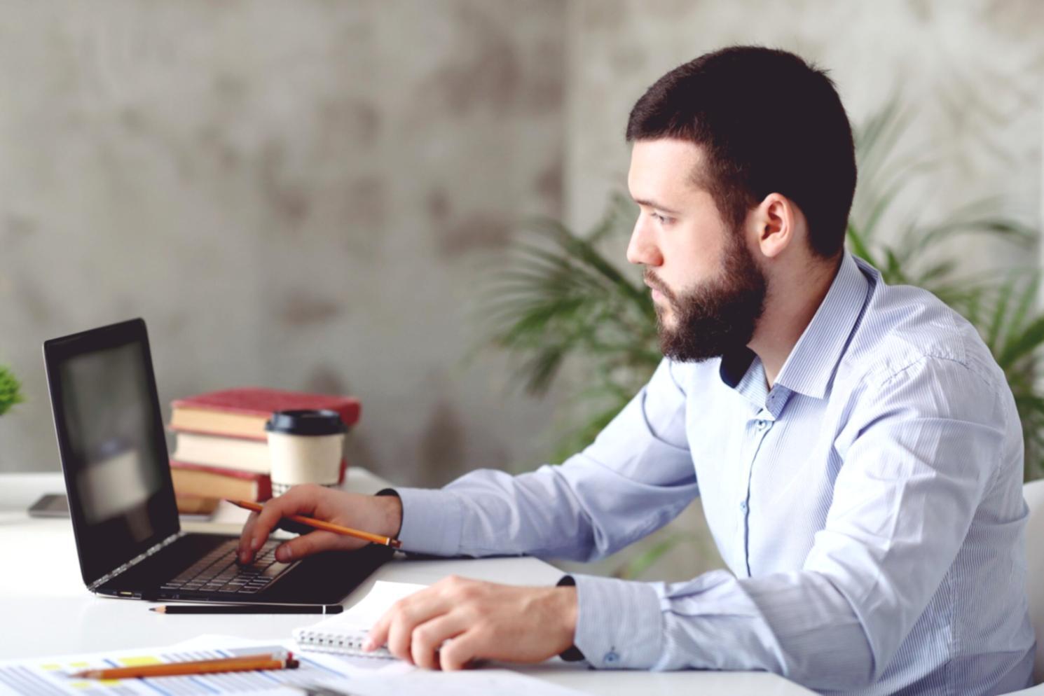 Sesión de trabajo en equipo analizando datos financieros